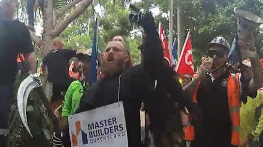 Un hombre vestido como Grim Reaper en un mitin del CFMEU en Brisbane en 2022.