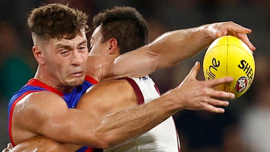 Lion Hugh McCluggage tackles Bulldog Josh Dunkley.