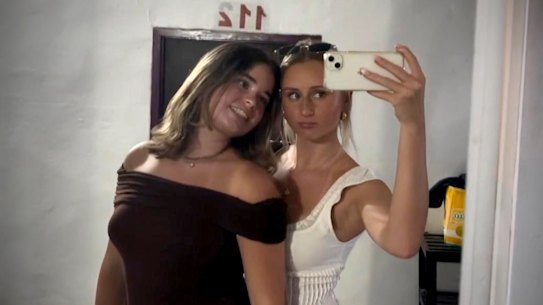 Holly Morton-Bowles e Bianca Jones avevano entrambe 19 anni quando morirono.
