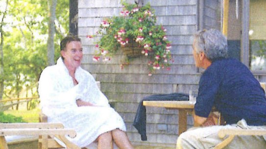 Epstein e Mandelson retratados juntos em imagem divulgada pelo Congresso dos EUA.