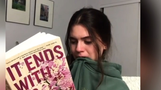 Eloise Hampson reading Colleen Hoover’s novel It Ends With Us.