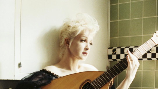 Cyndi Lauper’s psoriasis was diagnosed after the days when in her pale skin, Sergio del Molino writes, “the whole light of the world is reflected”.