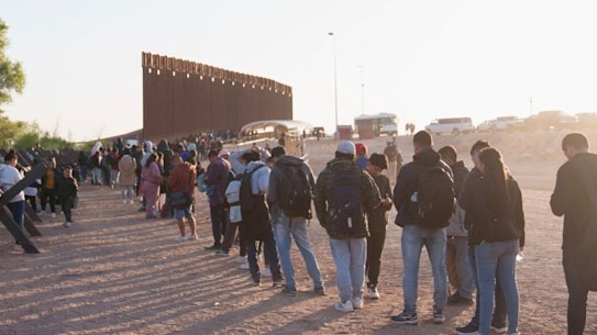 Migrants at the US-Mexico border before the lifting of Title 42  on Thursday.
