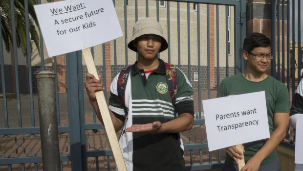 Parents and students protest at Malek Fahd Islamic School in Sydney's west 