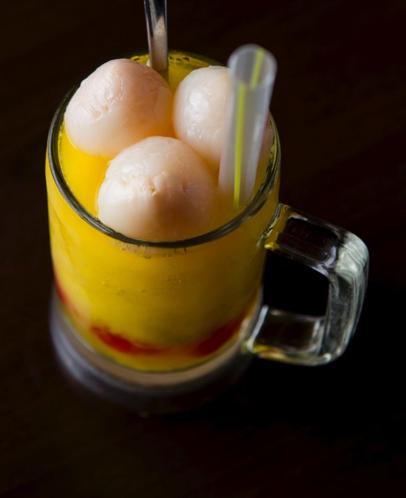 Iced drinks are served in large mugs.