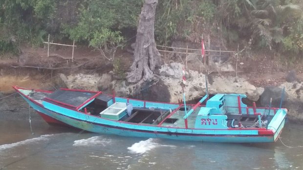 Twenty-one people on a boat headed for Christmas Island have been apprehended in Indonesia after their boat was stranded on a beach in Cianjur in West Java.