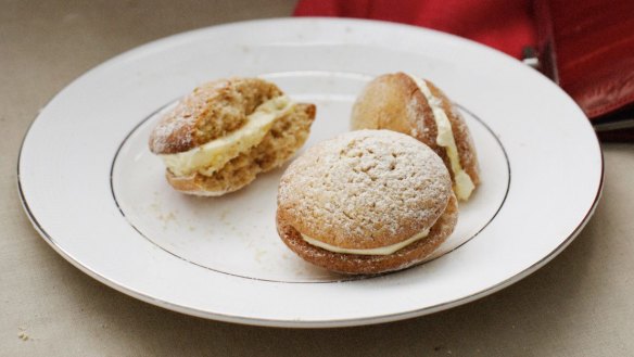Fluffy ginger kisses sandwiched with honey cream.