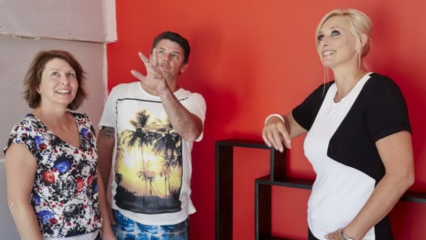 <i>House Rules</i> host Johanna Griggs discusses design with Western Australia team Karina and Brian.