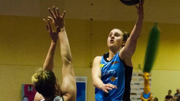 Lauren Mansfield drives to the ring for the Canberra Capitals.