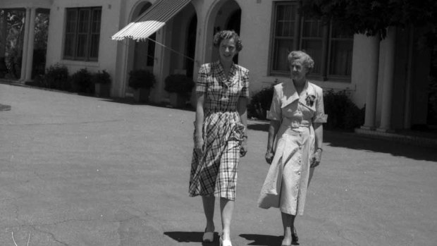 Dame Pattie Menzies and her daughter Heather walk the grounds of The Lodge in January 1950.