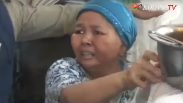 Kompas TV footage shows Saeni during the raid on her Serang food stall, which fell foul of regulations on selling food during daylight hours in Ramadan.