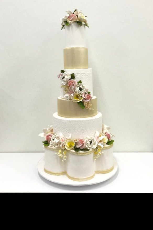  This multi-level design by Cake Salon cleverly incorporates flowers in a pared-back, elegant way. 