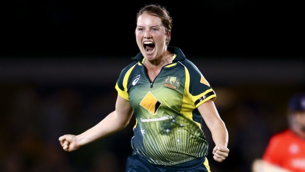 Former ACT Meteors fast bowler Rene Farrell will be taking on her old side for the first time on Saturday.
