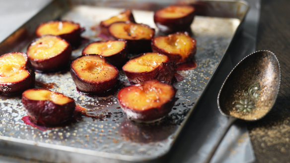 Baked plums are a perfect addition to your breakfast. 