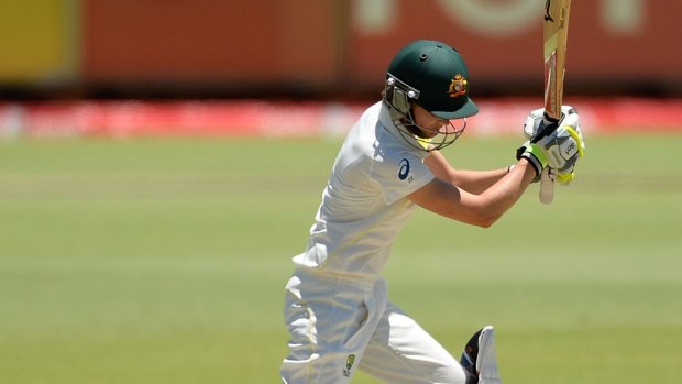 Sarah Elliott bats in the 2014 Ashes at the WACA.