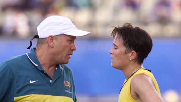 Ric Charlesworth talks to Alyson Annan during the Hockeyroos’ Olympic campaign in Sydney 