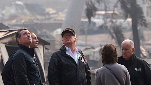 Jerry Brown, right, visiting wildfire-damaged regions in California with US President Donald Trump in 2018. 
