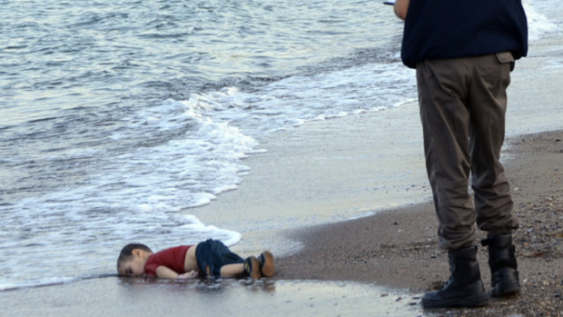 A post on the website of One Nation candidate Peter Rogers claims that this image of Syrian refugee Alan Kurdi washed up on a Turkish beach is a fake.