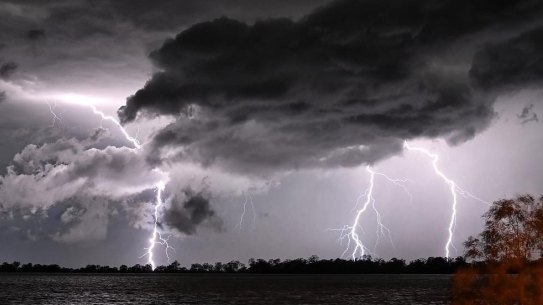 Lightning in Lake Cargelligo
Western NSW was again battered by violent thunderstorms. Rotating storms developed in the Riverina, Central West and South West Slopes. Griffith in particular was hammered.
Photo Nick Moir 15 jan 2021