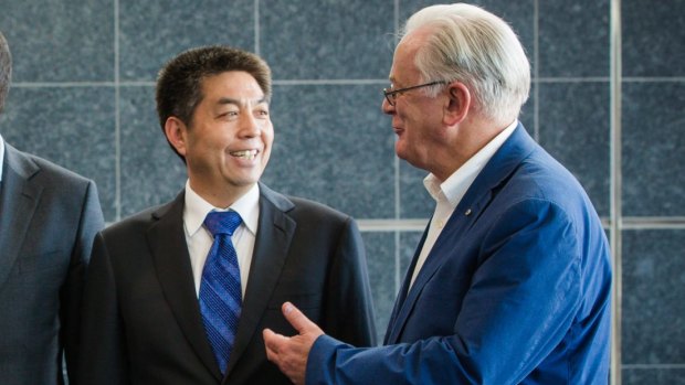 Ye Cheng, of Landbridge, and then trade minister Andrew Robb in 2015. 