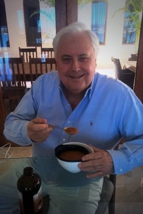 Clive Palmer spruiks diet foods on Twitter.