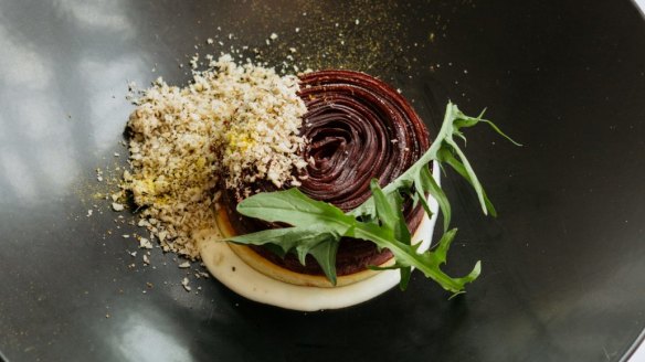 Beetroot tart with macadamia. 