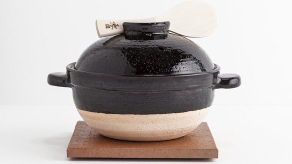 Donabe (Japanese earthenware clay pot).