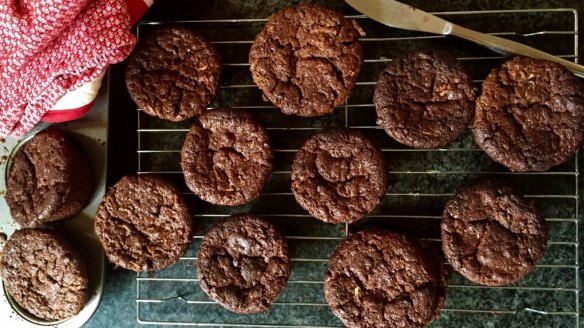 This chocolate muffin recipe is easy and healthy, so you get the best of both worlds.