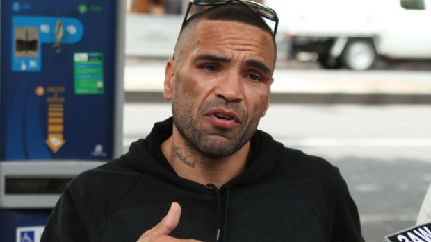 Anthony Mundine has urged Adam Goodes to "stay strong". 