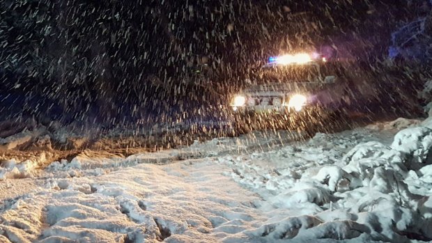 The SES is on the way to rescue two men who have been trapped by the snow since Saturday.