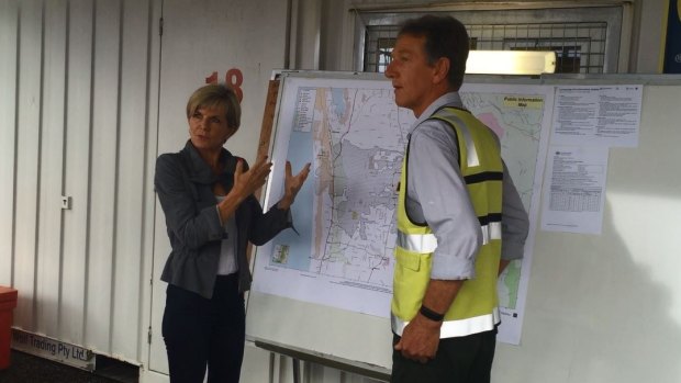 Julie Bishop being briefed by emergency services at Waroona Incident Control Centre. 