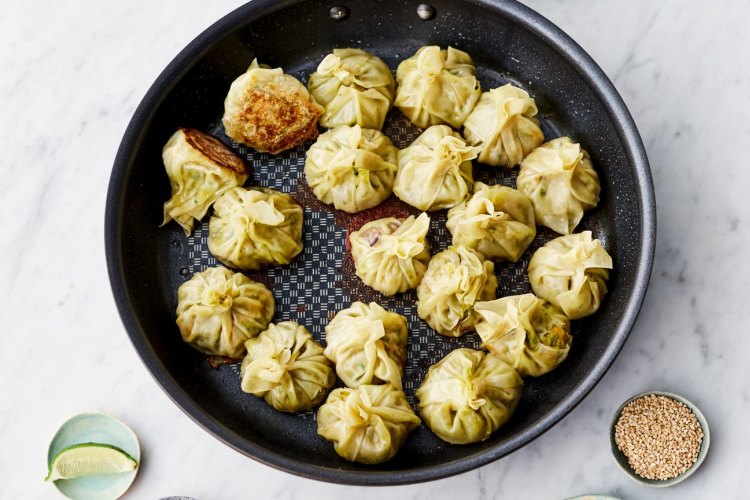 Crispy-bottomed steamed dumplings