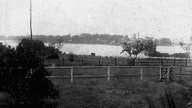 A photo of the site said to be Bennlong's grave circa 1900.