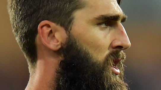 ADELAIDE, AUSTRALIA - APRIL 02: Justin Westhoff of the Power looks upfield during the round two AFL match between the Port Adelaide Power and the Fremantle Dockers at Adelaide Oval on April 2, 2017 in Adelaide, Australia. (Photo by Daniel Kalisz/Getty Images)