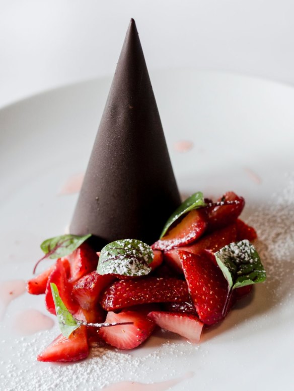 Cornetto di cioccolato: chocolate and strawberry dessert.
