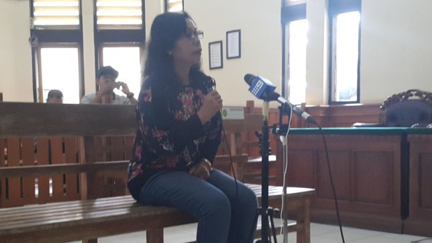 Ketut Arsini, the widow of Bali police officer Wayan Sudarsa, addresses Denpasar District Court on Tuesday.