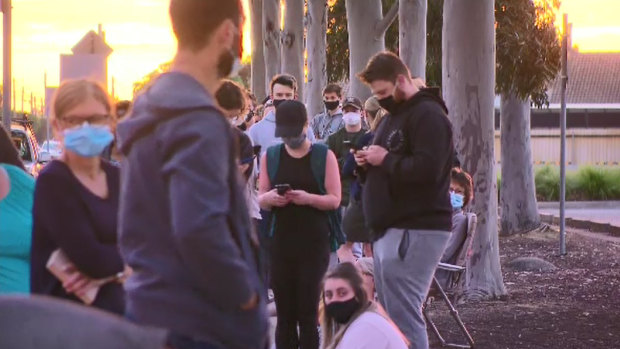 Queues of people waiting to be tested at the COVID-19 pop-up site in Shepparton on Thursday morning.