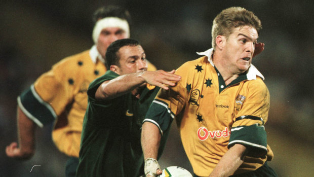 Former Wallaby Tim Horan has endorsed moving away from Australia's alignment with South Africa and Argentina.