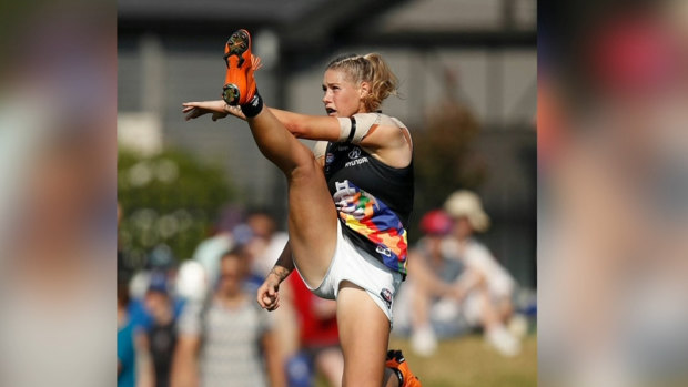 Tayla Harris kicking with superb athleticism in the AFL Women's League.