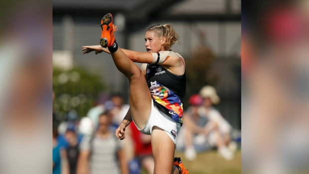 The celebrated photo of star footballer Tayla Harris.