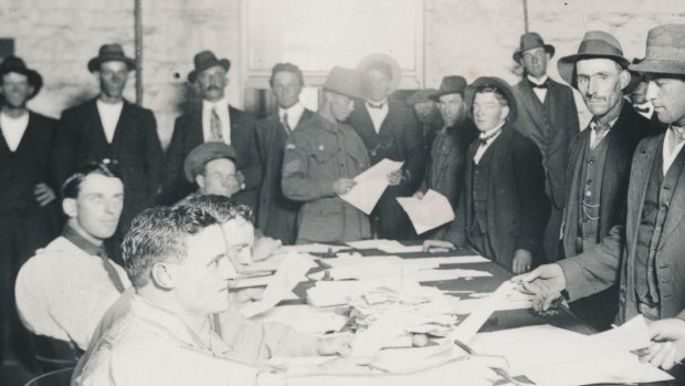 Volunteers collecting their attestation papers in order to enlist at the recruiting office at the Town Hall, Melbourne.