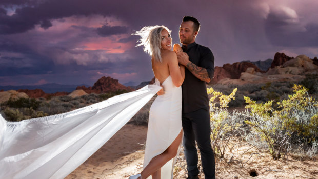 Caroline Buchanan married Barry Nobles at the Valley of Fire in Nevada.