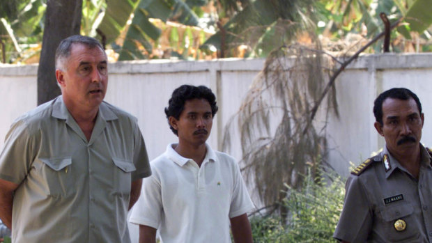 60 Minutes reporter, Richard Carleton being deported from the country after he and his crew were found to be working in East Timor on tourist visas.