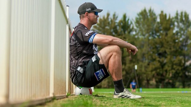 O técnico dos Bulldogs dá uma olhada em seus jogadores esta semana.