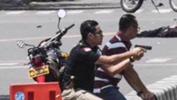 A photo of a handsome police officer - Commander Teuku Arsya Khadafi - responding to the Islamic State terrorist attack in Jakarta earned him a lot of fans on the internet.