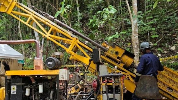 A maiden drilling campaign by Aguia Resources at its Santa Barbara gold project in Colombia has hit mineralised quartz veins using a Perfotec diamond drill rig.