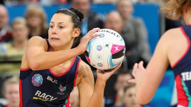 Robinson playing for the Melbourne Vixens.