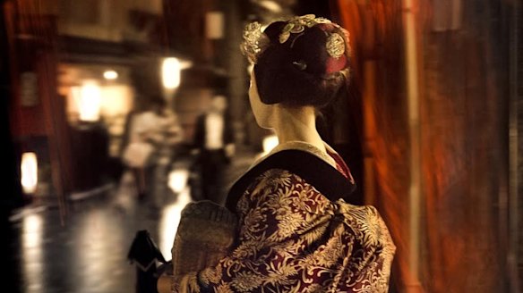 Clique comp winner goes on to exhibit photographs of geishas