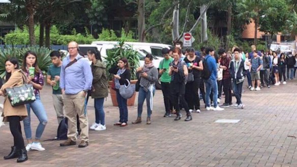 UNSW students queue for buses.