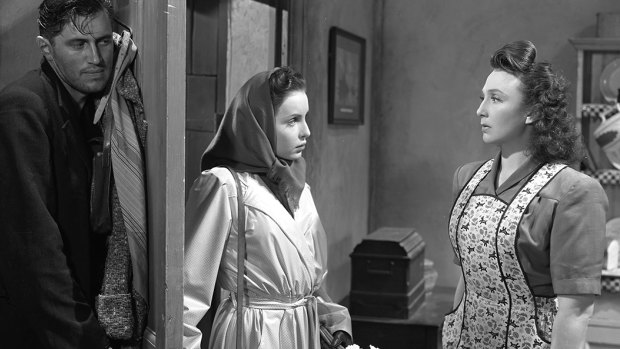 John McCallum, left, Patricia Plunkett and Googie Withers in It Always Rains On Sunday (1947)